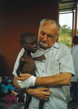 Franz Grandits kümmert sich in Burkina Faso um ein unterernährtes Kind.